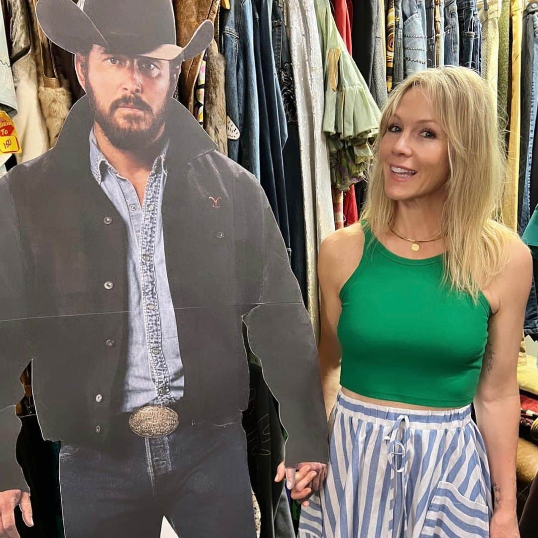 ジェニー・ガースさんのインスタグラム写真 - (ジェニー・ガースInstagram)「Ran into an old friend 🤣 #iykyk  #yellowstone」6月8日 8時31分 - jenniegarth