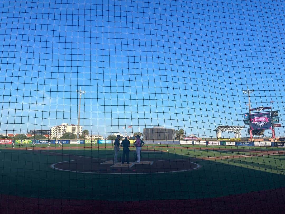 バッバ・ワトソンのインスタグラム：「Beautiful night for a @bluewahoosbball game!! #PensacolaLife #GoWahoos」