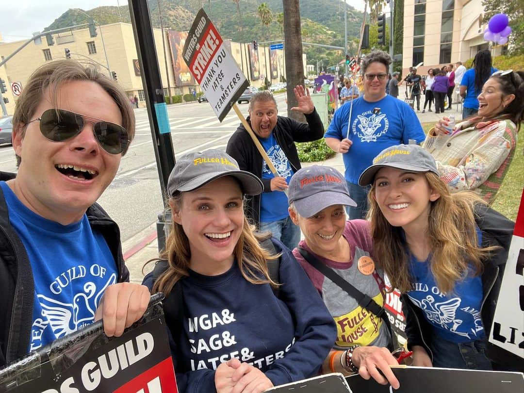 アンドリア・バーバーさんのインスタグラム写真 - (アンドリア・バーバーInstagram)「It was a full(er) house on the picket lines today! We ❤️ our writers! #wgastrike #wgastrong #1u   🪧: @bombsawyer  📸: @johndbeck」6月8日 8時47分 - andreabarber