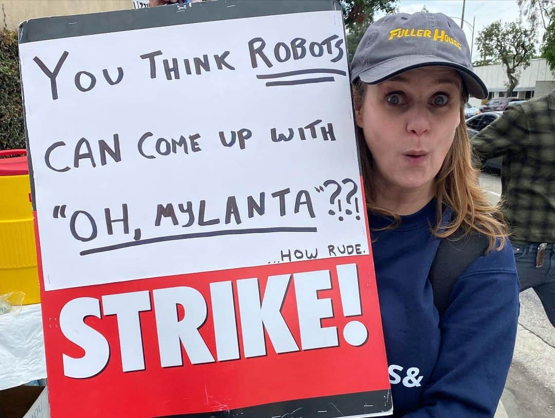 アンドリア・バーバーさんのインスタグラム写真 - (アンドリア・バーバーInstagram)「It was a full(er) house on the picket lines today! We ❤️ our writers! #wgastrike #wgastrong #1u   🪧: @bombsawyer  📸: @johndbeck」6月8日 8時47分 - andreabarber