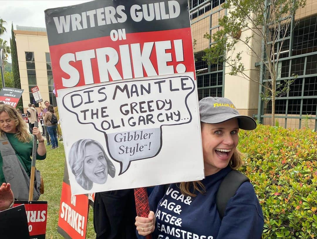 アンドリア・バーバーさんのインスタグラム写真 - (アンドリア・バーバーInstagram)「It was a full(er) house on the picket lines today! We ❤️ our writers! #wgastrike #wgastrong #1u   🪧: @bombsawyer  📸: @johndbeck」6月8日 8時47分 - andreabarber