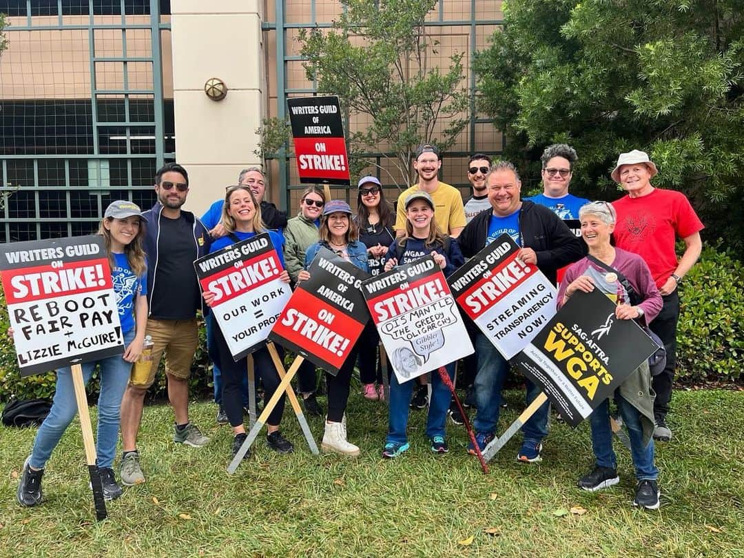 アンドリア・バーバーのインスタグラム：「It was a full(er) house on the picket lines today! We ❤️ our writers! #wgastrike #wgastrong #1u   🪧: @bombsawyer  📸: @johndbeck」