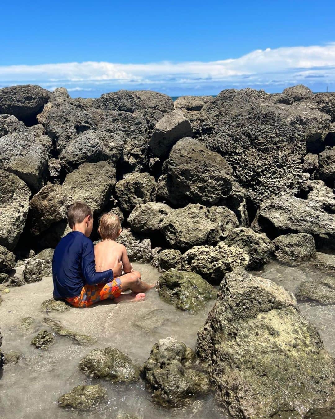 カロリナ・クルコヴァのインスタグラム：「"I know a cure for everything: salt water; sweat, tears,of the sea." Brother and sister bond💙」