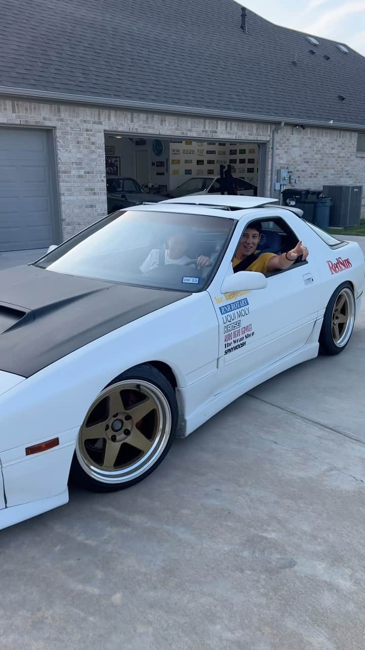 スティーブのインスタグラム：「Date night for the kid in his RX-7 initial d style!! あっちゃんとひーたんはRx-7でドライブ❣️可愛い😍　 いよいよ明日日本🇯🇵へ出発‼️ スティーブ的視点」