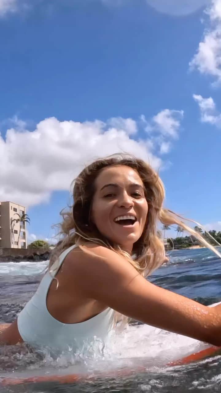 ブリアナ・コープのインスタグラム：「Here comes the☀️ Embracing the sun with my pre-surf routine🙂 @madhippiebeauty daily protective serum is a lifesaver! 🏄‍♀️✨  #surf #waves #fun #travel」