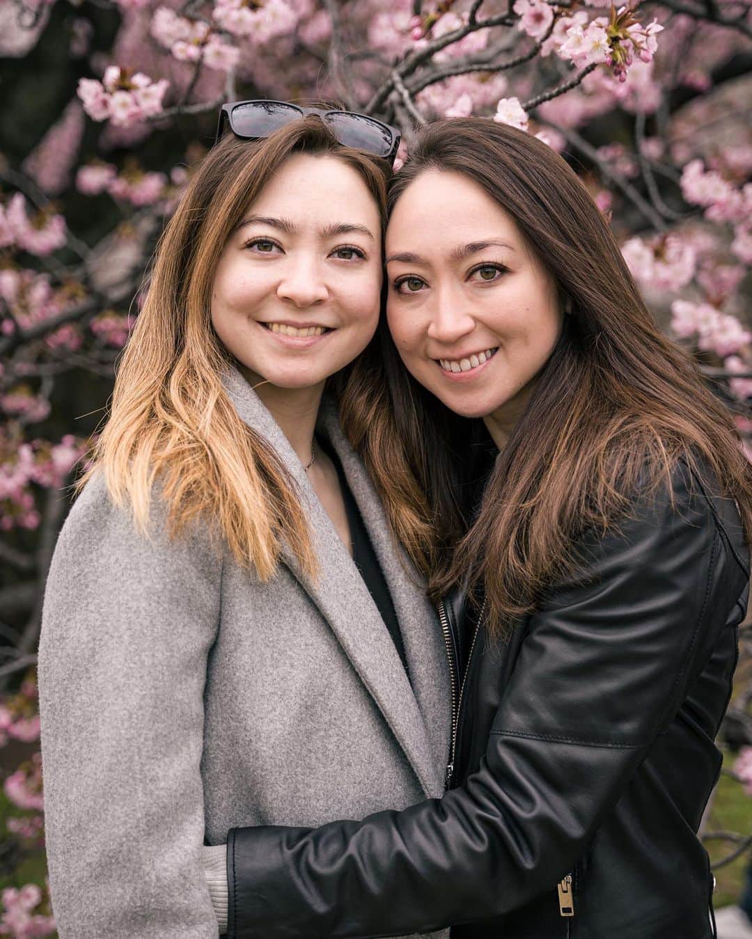 キャシー・リードのインスタグラム：「Happy Birthday Allison❣️I am so grateful for the time we spent together in Tokyo & Kyoto this past March🌸 It’s moments like those that last forever and are truly the most precious things in life. Thank you @saulius.a for capturing one of those moments 📸  Words are not enough to say how proud of you I am. How you carry yourself, how you continue to excel in your skating with Saul, how you continue to live every minute of your life in a positive and optimistic way. You continue to inspire the hell out of me AL❤️ Thank you for being you, thank you for always being there for me, and thank you for always keeping our brother Chris’ memory alive.  I love you so much AL, happy birthday🥳 The 2nd photo 7/2/1996 I was 9, you were 2🙈 & Chris was gonna turn 7❤️」