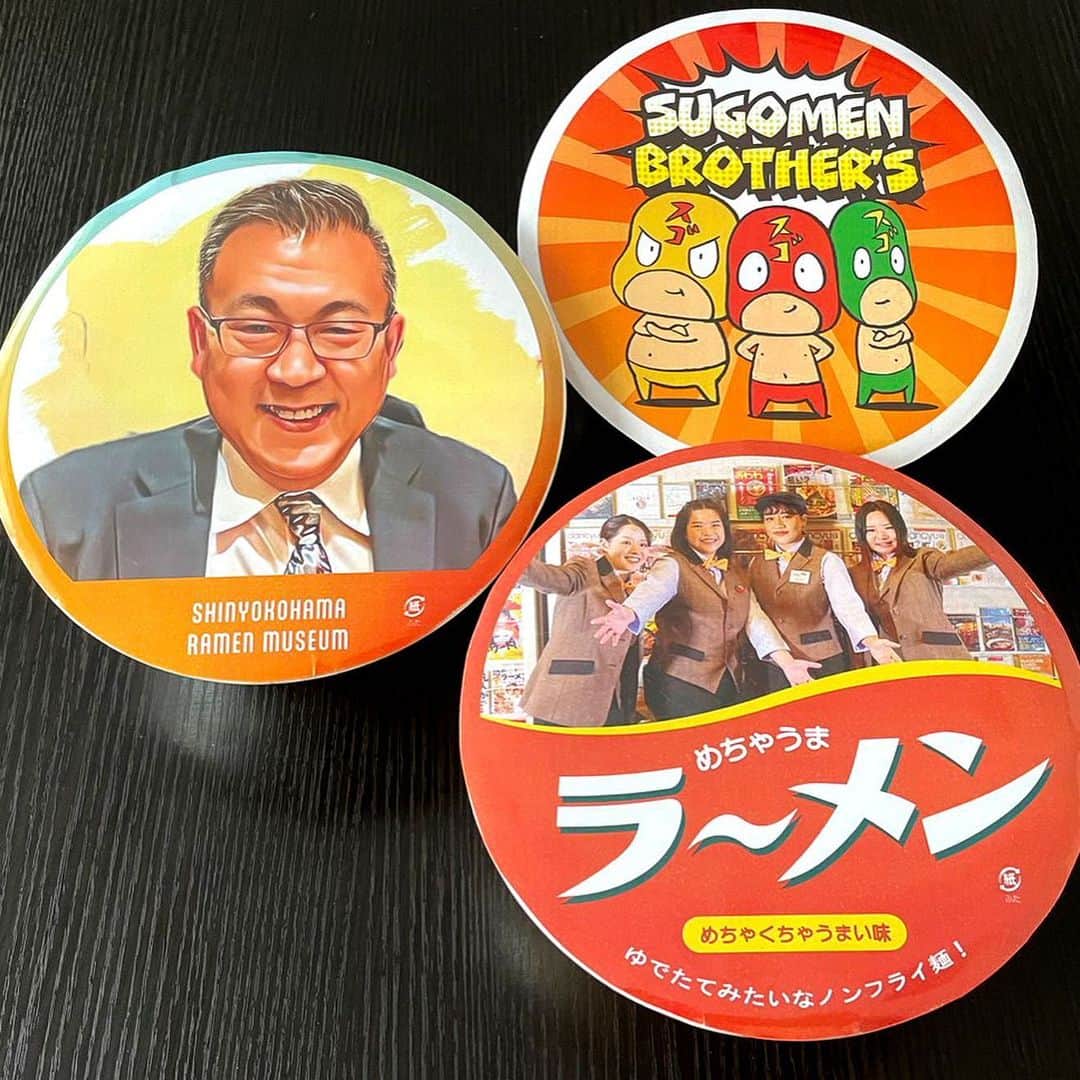 新横浜ラーメン博物館(ramen museum)のインスタグラム：「ラー博スゴメンラボで作成できるカップラーメンの蓋デザインは2パターンあります✨  ①ラー博が用意した昭和の街並みやレトロパッケージ、スゴメンブラザーズ等の中からチョイス  ②数種類の中からお好きなフレームを選んで、その中にご自身の持つお好きな写真を合わせてメイキング  世界に1つだけのオリジナルカップラーメン作りを是非ご体験下さい😚🍜  #スゴメンラボ #ラー博スゴメンラボ #オリジナルカップラーメン #凄麺 #ラー博 #ラーメン博物館 #ラーメン #ラーメン部 #昭和レトロ #ramen #ramenlover #ramenmuseum #rahakusugomenlabo #ramen」