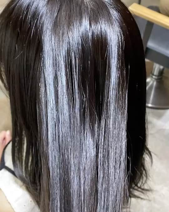 浦田麻緖のインスタグラム：「髪が生き返ったーー💁✂(*ˊ˘ˋ*)♥️ こちら、加工無し、ノーマルカメラで撮影してます📸  髪の毛とぅるんとぅるんで梅雨も怖くない✌(´>ω<｀)✌☔️   髪がうるうる過ぎて、配信でみんなに、『お風呂上がり？』って言われるの巻🤭   #髪の毛メンテナンス  #美髪  #とぅるんとぅるん  #艶髪   #キューティクル  #梅雨を乗り越えよう  #いつも綺麗にしてくれてありがとう」