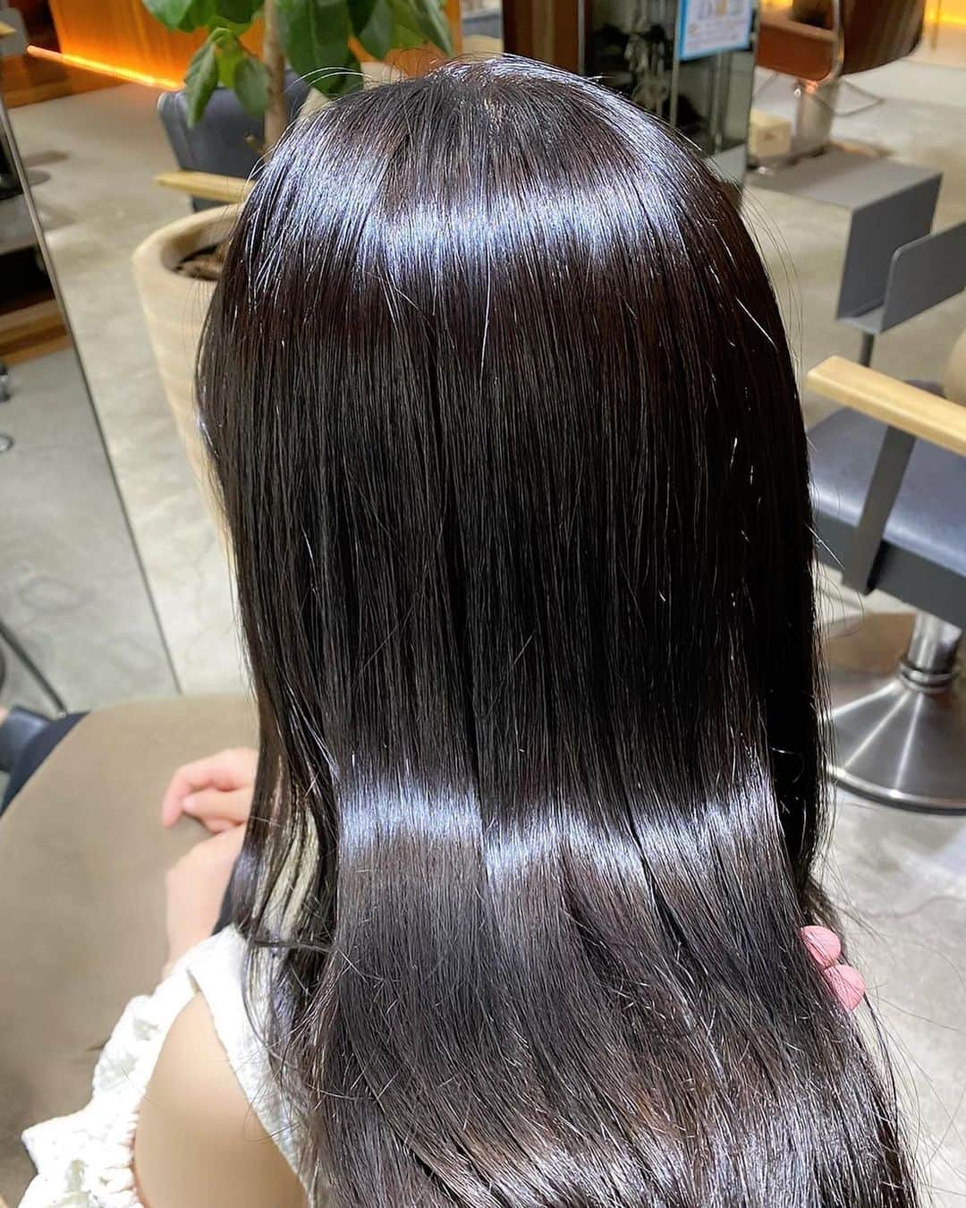 浦田麻緖さんのインスタグラム写真 - (浦田麻緖Instagram)「髪が生き返ったーー💁✂(*ˊ˘ˋ*)♥️ こちら、加工無し、ノーマルカメラで撮影してます📸  髪の毛とぅるんとぅるんで梅雨も怖くない✌(´>ω<｀)✌☔️   髪がうるうる過ぎて、配信でみんなに、『お風呂上がり？』って言われるの巻🤭   #髪の毛メンテナンス  #美髪  #とぅるんとぅるん  #艶髪   #キューティクル  #梅雨を乗り越えよう  #いつも綺麗にしてくれてありがとう」6月8日 9時11分 - mao.urata