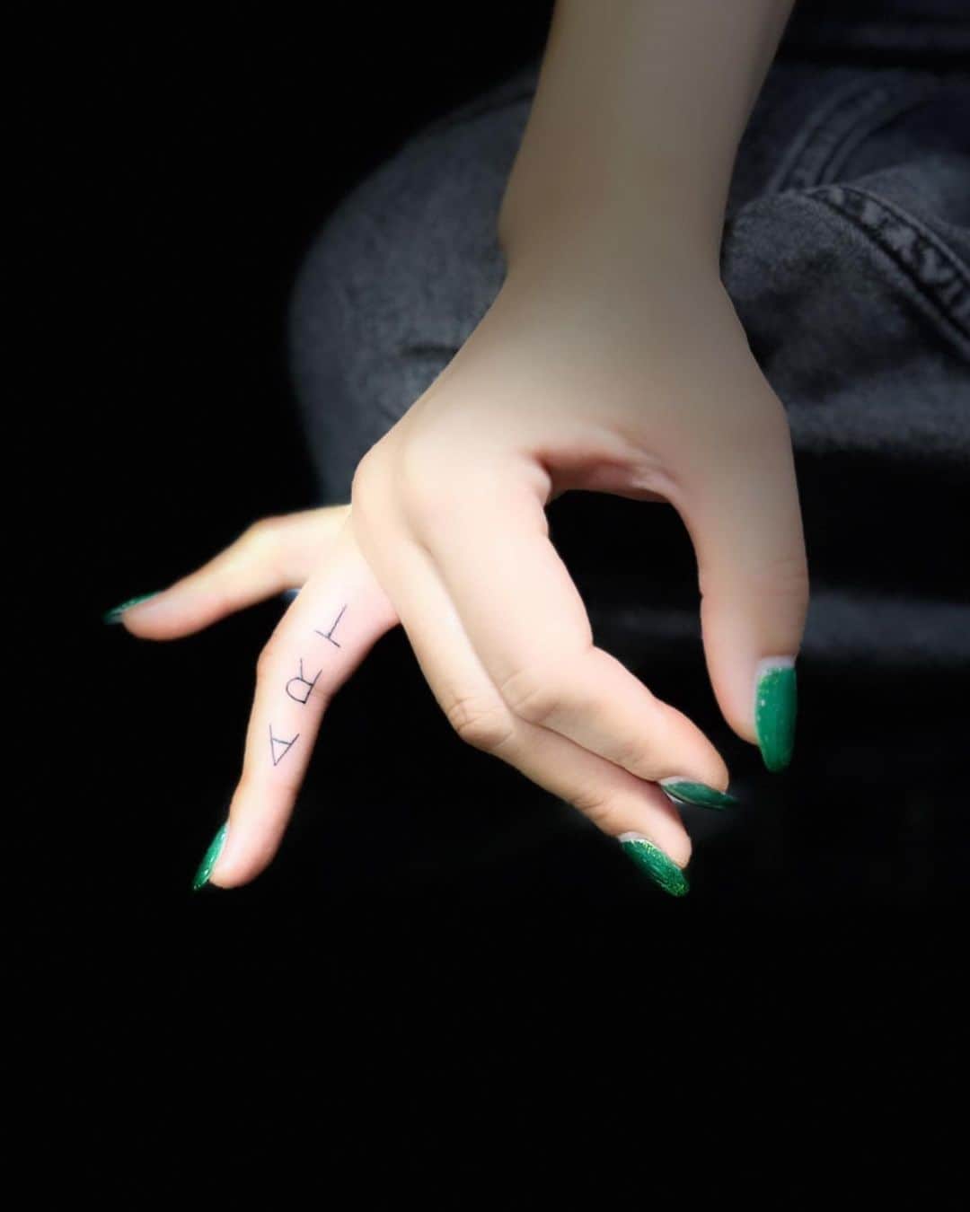 彫音reemisamaのインスタグラム：「#fingertattoo  #art #刺青 #tattoo #和彫り #洋彫り #アートメイク #女彫師 #彫師 #八王子 #東京 #神奈川 #相模原 #Japanesetattoo  #irezumi #tattoogirl #彫音 #ガールズタトゥー #hiphop #Chicano #ワンポイント  #関東 #realstictattoo #刺青女子」
