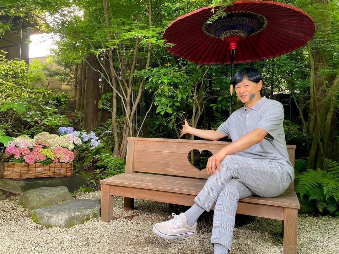 依田司さんのインスタグラム写真 - (依田司Instagram)「6月8日（木） 国指定の重要文化財、神奈川県鎌倉市「一条恵観山荘」から。 江戸初期に京都に建てられたものを、昭和３４年、ここ鎌倉に移築しました。茅葺き屋根の田舎風の作りが特徴で、およそ370年前に、この山荘でお茶会が行われた記録が残る貴重な建物です。 自然豊かなコチラ、見上げれば紅葉の深緑、目の前には見頃を迎えたアジサイ、脇を流れる川のせせらぎが心地良いんです。 喫茶では、お庭を眺めながらスイーツが楽しめます。季節限定の「あじさいじゅうすと主菓子(おもがし)セット」がお勧め。 ゆったりとした静かな時間が過ごせますよ。  #一条恵観山荘 #GAP #ギャップ #依田さん #依田司 #お天気検定 #テレビ朝日 #グッドモーニング #気象予報士 #お天気キャスター #森林インストラクター #グリーンセイバーアドバンス #プロジェクトワイルド #IPCC伝導者 #japan #japantrip #japantravel #unknownjapan #japanAdventure #japanlife #lifeinjapan #instagramjapan #instajapan #療癒 #ilovejapan #weather #weathercaster #weatherforecast」6月8日 9時26分 - tsukasa_yoda