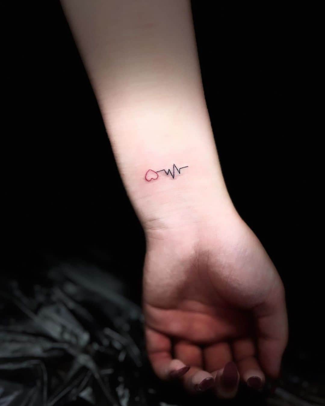 彫音reemisamaのインスタグラム：「#心電図 #刺青 #tattoo #和彫り #洋彫り #アートメイク #女彫師 #彫師 #八王子 #東京 #神奈川 #相模原 #Japanesetattoo  #irezumi #tattoogirl #彫音 #ガールズタトゥー #hiphop #Chicano #ワンポイント  #関東 #realstictattoo #刺青女子」