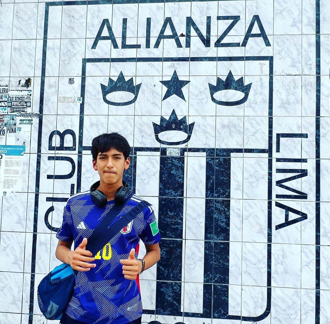 植田朝日のインスタグラム：「🇵🇪🇵🇪🇵🇪  何故かアリアンサ リマのカンチャで南野拓実の日本代表ユニフォームを着た奴に声かけられた！？  てか、もうすぐ日本vsペルーだったね。  バモ ニッポン🇯🇵  #FooTravelleR #朝日旅 #サッカー旅 #ペルー  #ペルー旅 #peru #リマ #alianzalima #アリアンサリマ #日本代表 #南野拓実」
