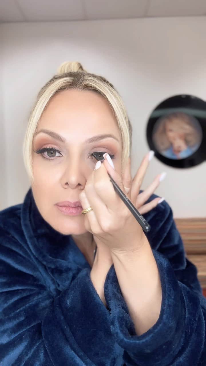 Eliana Michaelichin Bezerraのインスタグラム：「Dia de tutorial, pega essa dica! 🙈  #delineador #humor #maquiagem」