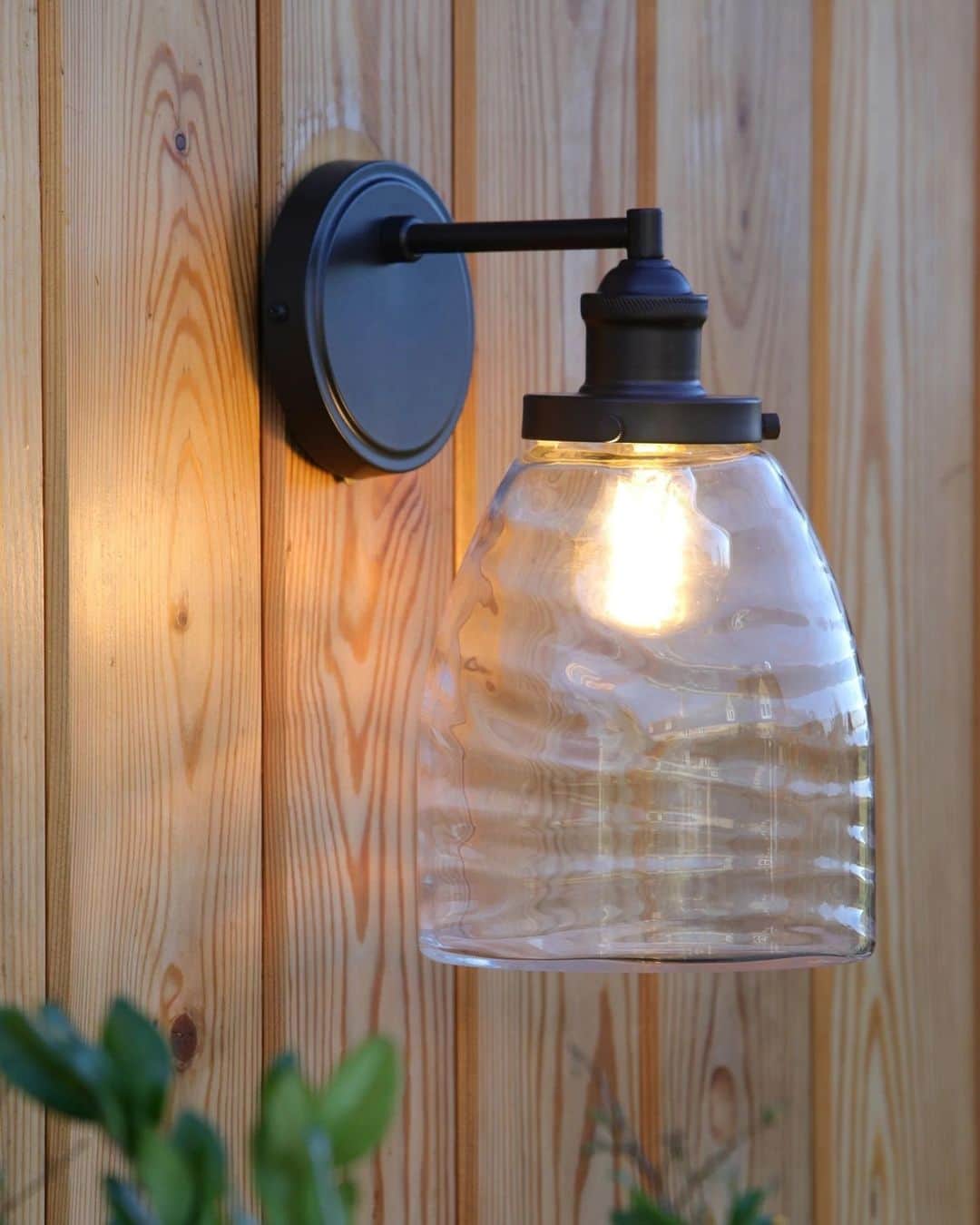 ローラアシュレイのインスタグラム：「Give your Garden a warm, soft glow with our range of outdoor Wall Lights.⁣ ⁣ 🔎 Ainsworth Wall Light⁣ 🔎 Georgie Wall Light ⁣ 🔎 Isaac Outdoor Wall Light⁣ 🔎 Arthur Wall Light」