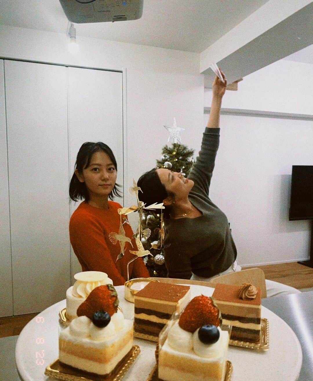 工藤綾乃のインスタグラム：「夏につれてクリスマスソングを聴きたくなるのは私だけでしょうか。笑」