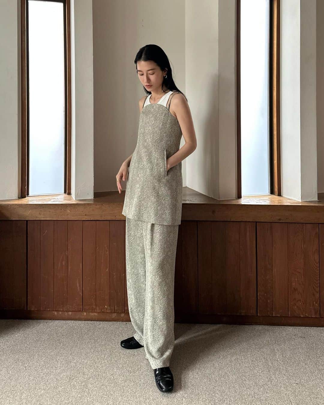 松本恵奈さんのインスタグラム写真 - (松本恵奈Instagram)「こんにちは。初日にインスタライブでご紹介したビスチェとパンツ⚪️ セットアップで着るのもオススメ♡  私が着ているMIXは日本の桐生で織り上げたオリジナル素材でCLANEにしかない素材です😊 ジャガード特有の表面の凹凸感が上品でとっても可愛いんだ⚪️  今日夜リアルバイライブもするので 良かったら見てください♡  #clane #clane23awpreorder」6月8日 15時02分 - ena1123