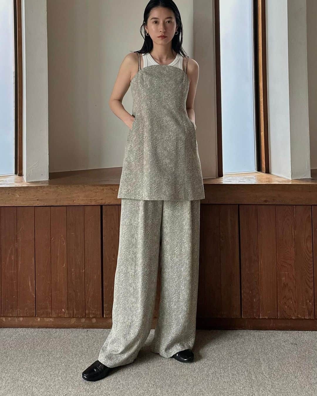 松本恵奈さんのインスタグラム写真 - (松本恵奈Instagram)「こんにちは。初日にインスタライブでご紹介したビスチェとパンツ⚪️ セットアップで着るのもオススメ♡  私が着ているMIXは日本の桐生で織り上げたオリジナル素材でCLANEにしかない素材です😊 ジャガード特有の表面の凹凸感が上品でとっても可愛いんだ⚪️  今日夜リアルバイライブもするので 良かったら見てください♡  #clane #clane23awpreorder」6月8日 15時02分 - ena1123