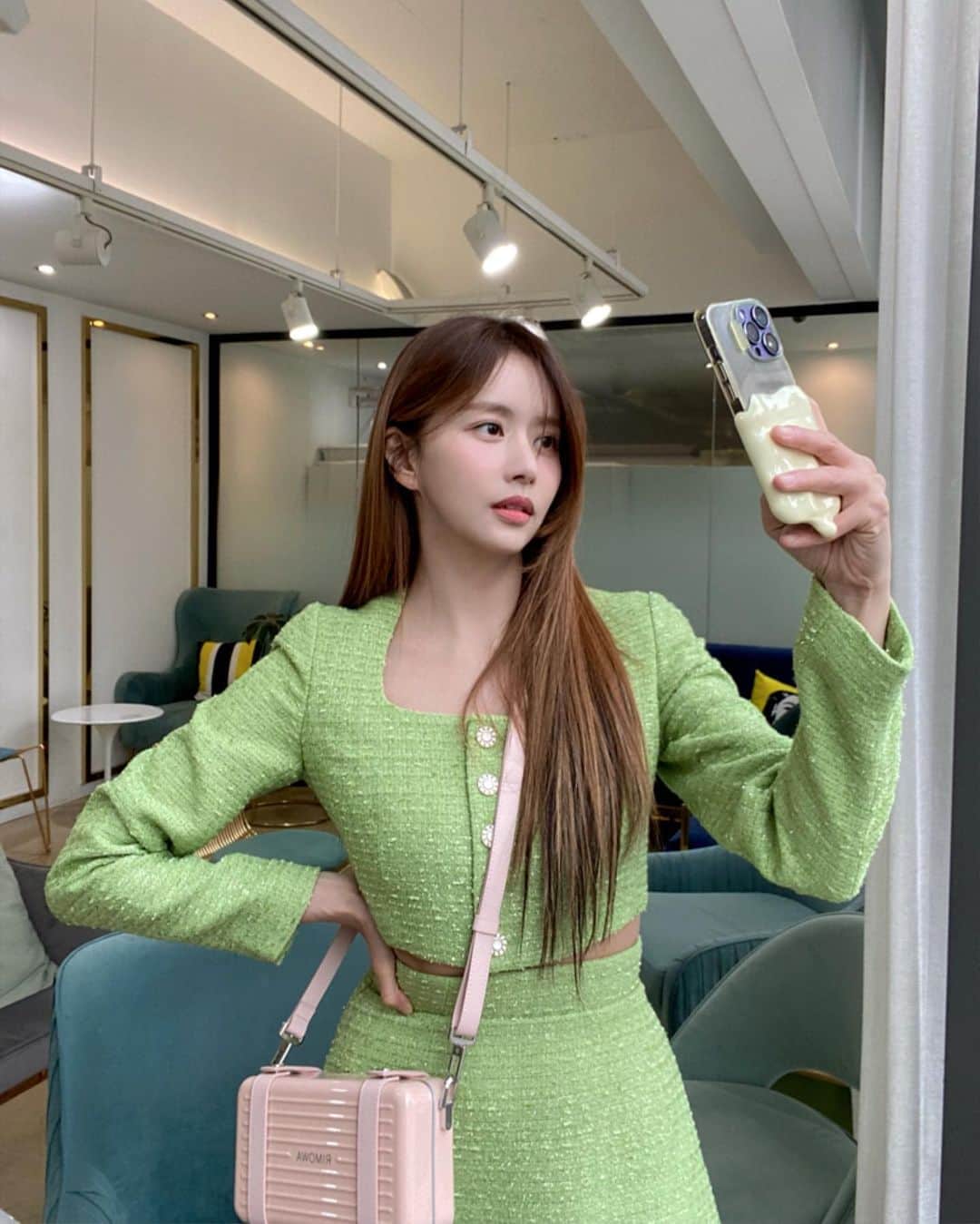 ハン・ボルムのインスタグラム：「비오나?☔️」