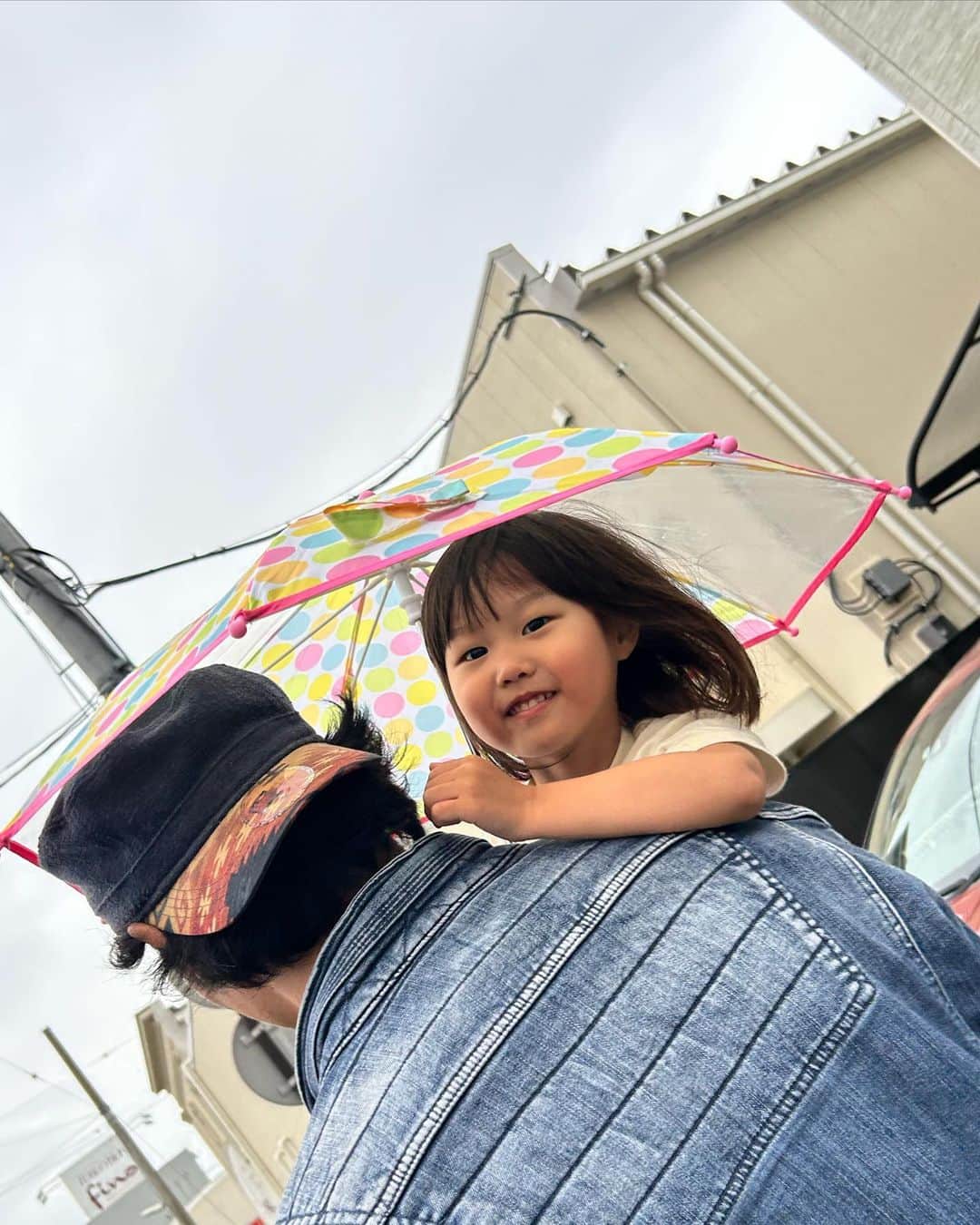 pukkeyさんのインスタグラム写真 - (pukkeyInstagram)「梅雨嫌いだけど、傘さしてる娘の笑顔は大好き❤ ２枚目はなんかお姉さんの顔になってきたなーて感じ🤭 #親バカ #愛娘 #一生大好き #ワンオペ終了 #とある日のひとコマ #ガミースマイル #ガミーチャン #ママもガミー」6月8日 9時35分 - yuuki_pky