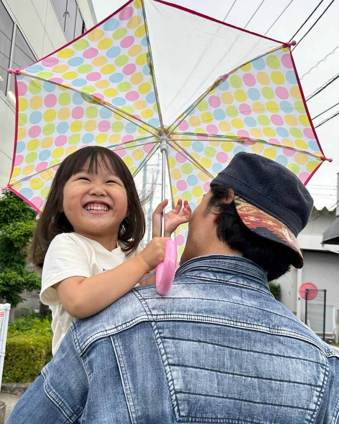 pukkeyさんのインスタグラム写真 - (pukkeyInstagram)「梅雨嫌いだけど、傘さしてる娘の笑顔は大好き❤ ２枚目はなんかお姉さんの顔になってきたなーて感じ🤭 #親バカ #愛娘 #一生大好き #ワンオペ終了 #とある日のひとコマ #ガミースマイル #ガミーチャン #ママもガミー」6月8日 9時35分 - yuuki_pky