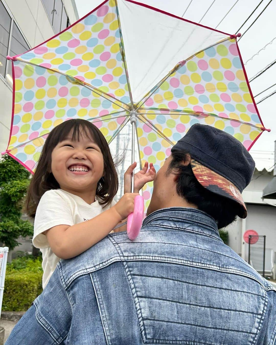 pukkeyのインスタグラム：「梅雨嫌いだけど、傘さしてる娘の笑顔は大好き❤ ２枚目はなんかお姉さんの顔になってきたなーて感じ🤭 #親バカ #愛娘 #一生大好き #ワンオペ終了 #とある日のひとコマ #ガミースマイル #ガミーチャン #ママもガミー」
