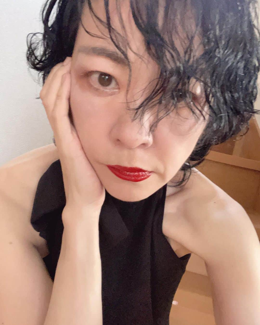 日暮愛葉さんのインスタグラム写真 - (日暮愛葉Instagram)「私の名前は日暮愛葉（ひぐらしあいは）と申します。 アイコンを変えたので改めてご挨拶です。  音楽芸歴33年目にはいります。 画家としては3年目の年です。 短歌と詩も少し。 基本自宅アトリエに籠って制作しています。 もっと詳しく知りたい方は Wikipedia をご参照ください。 ぬいぐるみ愛好家、 家に600体以上のぬいぐるみが住んでいます。 酒飲み、タバコ吸いながら読書するのがもっぱらの趣味です。  優しくしてください。  絵画は販売もしております。 インスタ、Twitter、ストアにあるものは全て販売いたしますので(1部過去作でもう存在しないものもあります。) お気軽にお声かけください🩵  As I changed my icon, I will introduce myself a bit. My name is Aiha Higurashi I have been a musician for 33years. Also drawing artist for 3years,now. Besides I write Japanese tanka ,and poetry. If you would like to get to know me more, please check Wikipedia. I love stuffed animals I have over 600 of them. Each has name. Usually I like to drink and smoke and reading books. Please be gentle!  All the art works (which are on the drawing account)are on sale (some of them are no longer exist ) Now I am trying to open PayPal account so it takes time (Japanese system is strict) But in a few month, I can sell to  overseas! So feel free to order!  Thank you 🩵Aiha  #aihahigurashi #日暮愛葉 #musician #音楽家 #drawingartist #画家 #tankacomposer #歌人 #詩人 #poet #短歌 #絵画 #音楽 #詩 #ぬいぐるみ #stuffedanimals」6月8日 9時35分 - aiha_higurashi