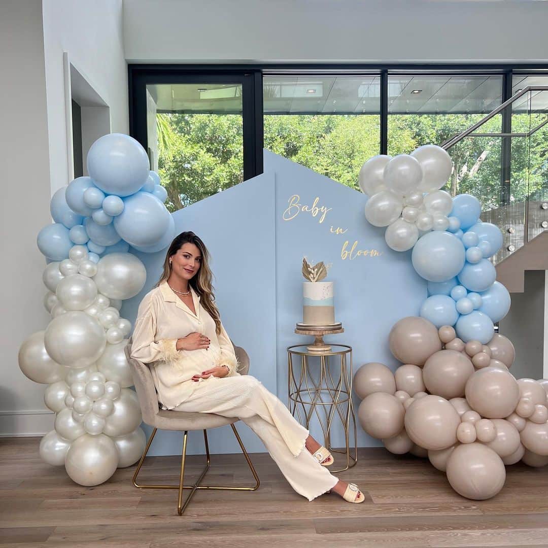 ステファニア・フェルナンデスのインスタグラム：「Baby shower sorpresa 🥹🩵 No tengo palabras para agradecerles este día especial. No lo voy a olvidar porque el compartir para mi es lo mas valioso 🌟  Gracias de corazón por estar presentes, por consentirme, regalarme un día de risas, de desconexión total y de detalles hermosos 🎨🌟👶🏻  Gracias @bettinaleonardi por esta sorpresa 🥹 y mi esposo @enderinciartem  por ser un increíble cómplice 🤩  Bebe todas te esperamos con ansias 👶🏻🫶🩵  @bettinaleonardi  @jaclynlq  @valentina_realestatefl  @fisio.anaranuare  @montielmilitza  @soypasteliza  @luciantonutti」