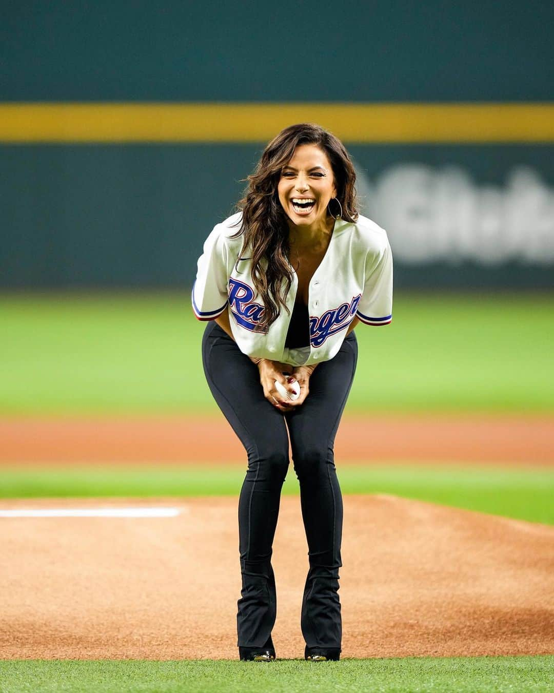 エヴァ・ロンゴリアさんのインスタグラム写真 - (エヴァ・ロンゴリアInstagram)「Flamin’ Hot first pitch from @evalongoria! 🔥」6月8日 9時38分 - evalongoria