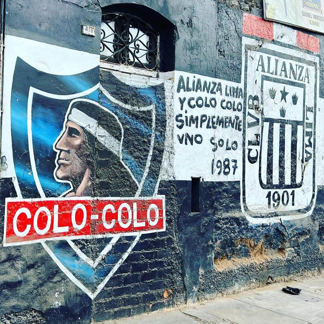 植田朝日のインスタグラム：「🇨🇱🇨🇱🇨🇱  ウソでしょ⁉️  ステッカーだけじゃなくて、街中にデッカいグラフィティまであった⁉️  コロコロは他所の国でどこまで幅を利かせてるんだ‼️苦笑  ここ、ペルーだぞ⁉️🇵🇪  #FooTravelleR #朝日旅 #サッカー旅 #ペルー  #ペルー旅 #peru #リマ #alianzalima #アリアンサリマ #コロコロ #colocolo」