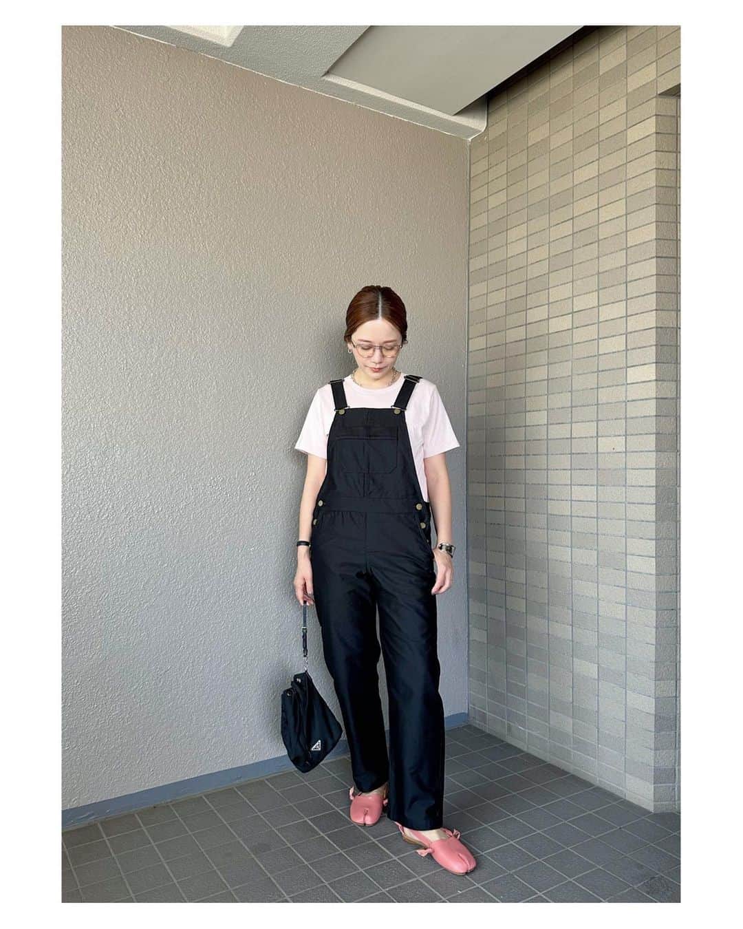 高山直子のインスタグラム：「ピンク×ブラック🩷🖤 てんやわんやで駆け回ってたけどこのTシャツ快適で良い🥺 アイテムはタグ付けしてます🏷️  #きのうのふく」