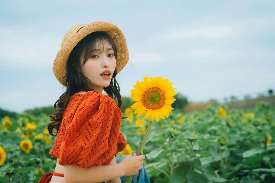 引地裕美のインスタグラム：「6月の向日葵🌻💛💛💛  #ひまわり畑 #向日葵 #知多半島 #ひまわり #花ひろば  #ゆうみ服 🧺#麦わら帽子 #ca4la #moussy #eimyistoire  #UMine #japan #옷스타그램 #데일리룩 #코디스타그램 #每日穿搭 #일본 #얼스타그램 #照片 #粉我 #japanesegirl」