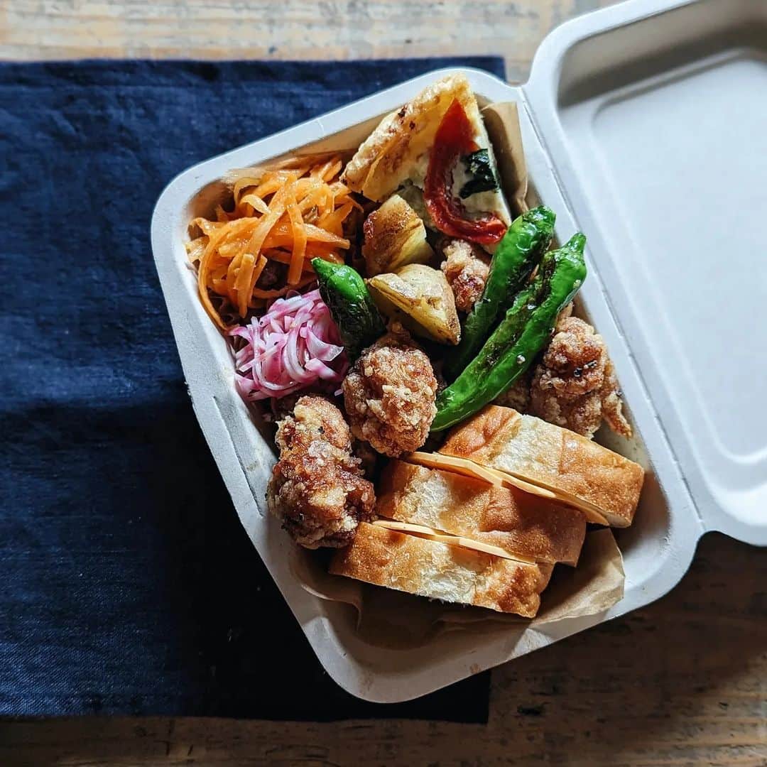 のインスタグラム：「* #お弁当 *  女子が食べるお弁当みたいになっちゃったけど 食べるのはおじさんだよ🧔🏻‍♀️🍱  とうもろこしご飯の美味しい季節が来たね〜🌽 スナップエンドウも美味しいね〜🫛  ハムチーズトーストも美味しいんだよね〜♡  @takaki_bakery_official  * #tami弁  #弁当#bento#lunchbox #タカキベーカリー#パン #ランチ#昼食#のっけ弁#旦那弁当 #ごはん#食事#暮らし#お弁当記録」