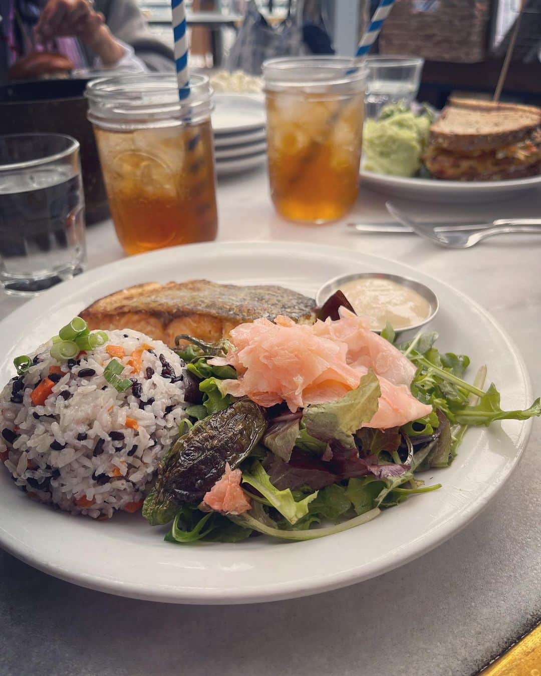 梅宮アンナさんのインスタグラム写真 - (梅宮アンナInstagram)「今日は久々に太陽が☀️ ようやく季節が夏に向かっている感じがしました😊 ランチは、 @junnystagram2 ちゃんと🩷 @malibufarmlido へ  気持ちいいランチタイムでした☀️  #newportbeach  #malibufarmlido  #dogmenu」6月8日 9時55分 - annaumemiya