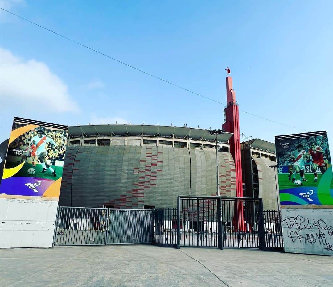 植田朝日さんのインスタグラム写真 - (植田朝日Instagram)「🇵🇪🇵🇪🇵🇪  ペルーの国立競技場。  デカいけど殺風景でフットボルやパシオンを感じなかったな。。。  まっ、試合の日に行ったら、また感想日変わるんだろうけど・・・。  #FooTravelleR #朝日旅 #サッカー旅 #ペルー  #ペルー旅 #peru #リマ」6月8日 9時55分 - asahiman