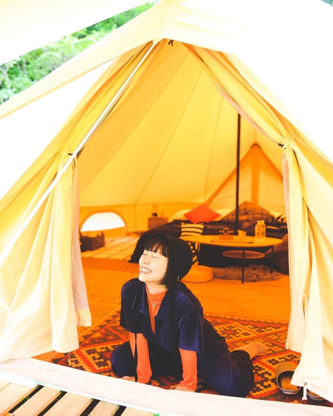 近藤夏子のインスタグラム：「ずーーーーーっと行ってみたかったところ🏕️✨ 私の地元、島根県大田市にある三瓶山⛰️にできた、グランピング場 @glanscape_sanbe_shimane ❣️ 三瓶山の麓にあるから目の前に広がる景色が最高すぎる😍  行ったらオシャレすぎるほどオシャレで居心地のいいテントがもう用意されていて、素晴らしい空間をすぐに満喫できました☘️ ご飯も簡単調理で美味しくいただけるしね🍽️ これは本当に心の底から皆様にオススメできます💖 (キャンプとかって準備大変なイメージやし、少し過酷なイメージやけど、ほんま全くそんなことなくてビックリしました🤫wとても大事なことお伝えすると、トイレがめっちゃキレイで心の底から嬉しかったよ💓w)  地元が"田舎"っていうのは、今の私にとっては✨自慢✨になってるなぁ🥰 住んでた時は都会に憧れていたけど、あらためてこの壮大な自然に囲まれて過ごす時間は大切だぁ🫶 今回はいつもお世話になってる大田市観光振興課の方にご案内してもらってお邪魔しました☺️💕感謝🫰  #glanscape #グランスケープ #三瓶山グランピング #大山隠岐国立公園 #近藤夏子の島根大田旅 #グランピング #三瓶山 #三瓶山西の原 #近藤夏子の島根っここ行きんさい」