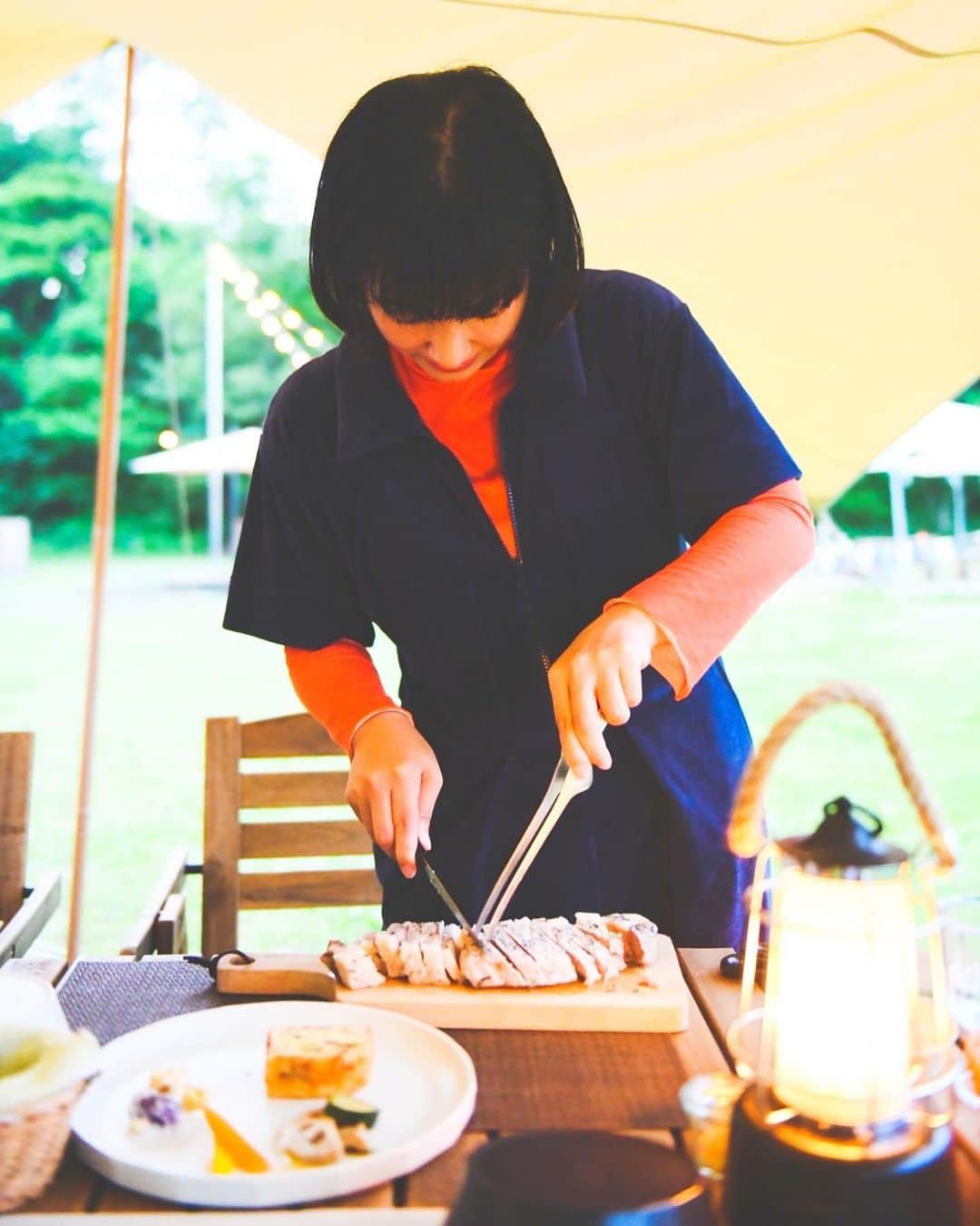 近藤夏子さんのインスタグラム写真 - (近藤夏子Instagram)「ずーーーーーっと行ってみたかったところ🏕️✨ 私の地元、島根県大田市にある三瓶山⛰️にできた、グランピング場 @glanscape_sanbe_shimane ❣️ 三瓶山の麓にあるから目の前に広がる景色が最高すぎる😍  行ったらオシャレすぎるほどオシャレで居心地のいいテントがもう用意されていて、素晴らしい空間をすぐに満喫できました☘️ ご飯も簡単調理で美味しくいただけるしね🍽️ これは本当に心の底から皆様にオススメできます💖 (キャンプとかって準備大変なイメージやし、少し過酷なイメージやけど、ほんま全くそんなことなくてビックリしました🤫wとても大事なことお伝えすると、トイレがめっちゃキレイで心の底から嬉しかったよ💓w)  地元が"田舎"っていうのは、今の私にとっては✨自慢✨になってるなぁ🥰 住んでた時は都会に憧れていたけど、あらためてこの壮大な自然に囲まれて過ごす時間は大切だぁ🫶 今回はいつもお世話になってる大田市観光振興課の方にご案内してもらってお邪魔しました☺️💕感謝🫰  #glanscape #グランスケープ #三瓶山グランピング #大山隠岐国立公園 #近藤夏子の島根大田旅 #グランピング #三瓶山 #三瓶山西の原 #近藤夏子の島根っここ行きんさい」6月8日 9時58分 - kondonatsuko