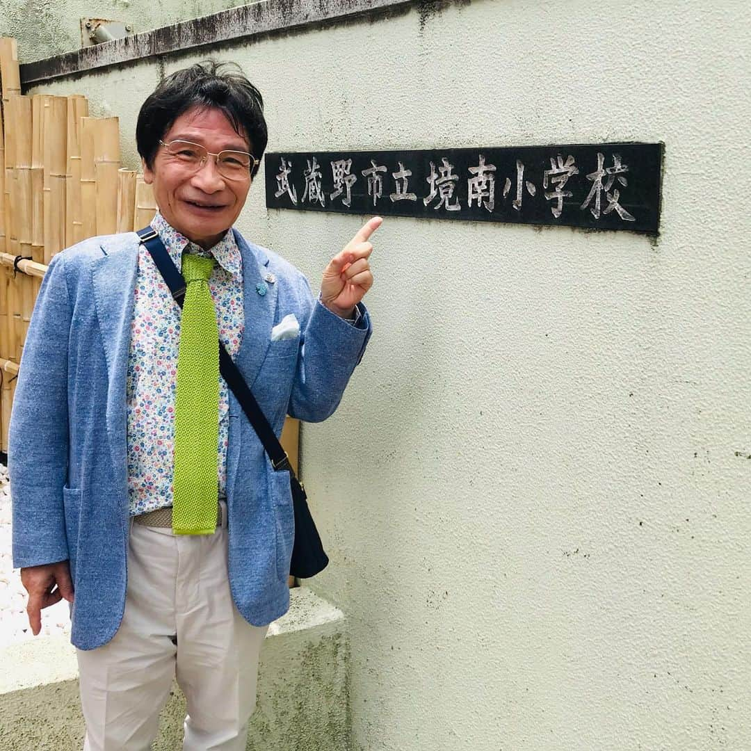 尾木直樹さんのインスタグラム写真 - (尾木直樹Instagram)「- ・主体性の確立 ・共創の学び 掲げて「宿題無し」「ノーチャイム」の普通の公立小学校があった！！ ・授業も行事も決めるのは子ども🧒 ・任せて見守る教師 ・見学させて頂き感動する尾木ママ 自然林もあるよ！涼しい！  ※先ほどの投稿、写真を追加する途中であげてしまったのでやり直しました！！ コメントなどくださった皆さんすいません😣 - #武蔵野市#境南小学校#子どもに任せる#素晴らしい学校#みんな笑顔#自分の頭で考える#自由で伸びやか#理想の学校#尾木ママ#視察#夢見る小学校#夢見る校長先生」6月8日 9時59分 - oginaoki_ogimama