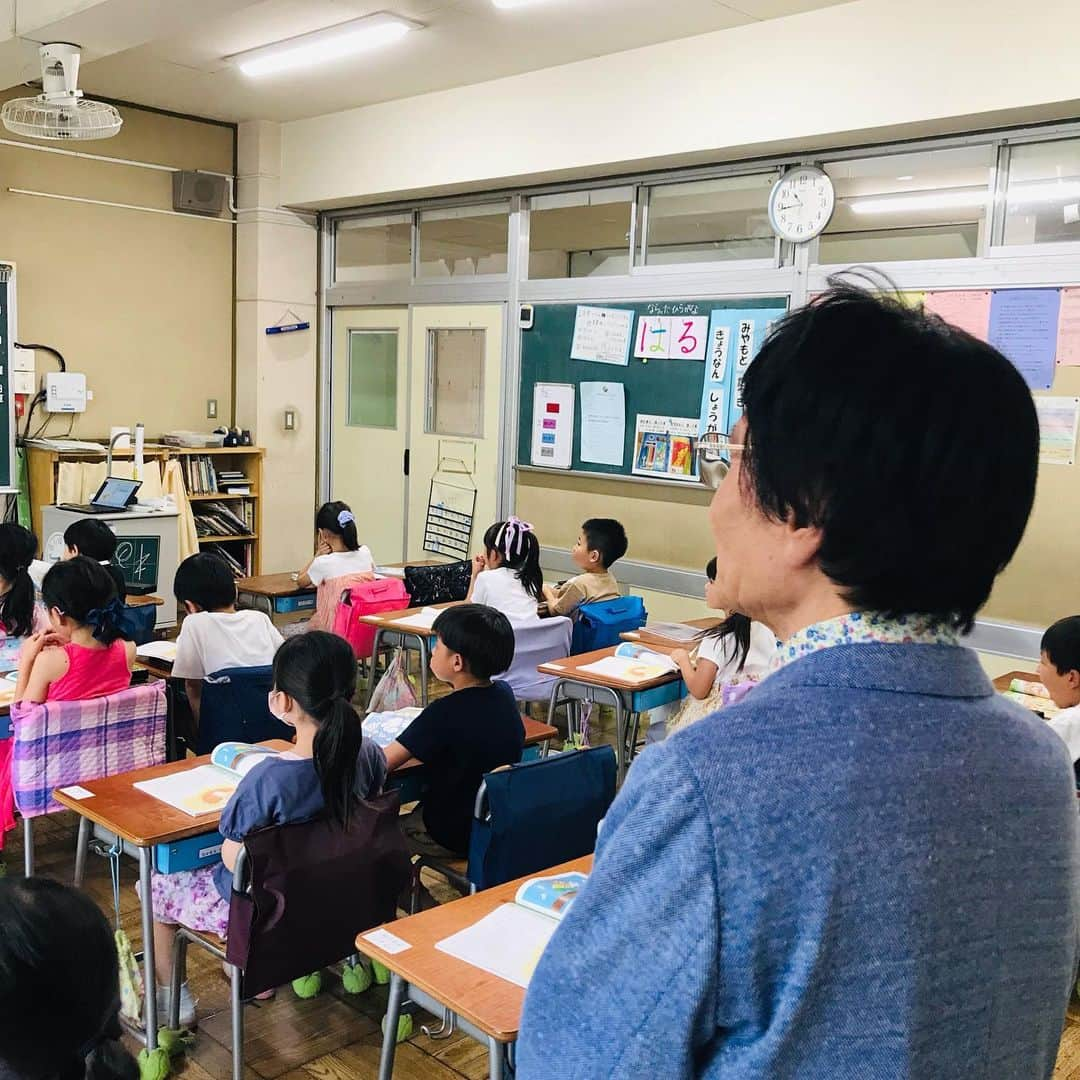 尾木直樹さんのインスタグラム写真 - (尾木直樹Instagram)「- ・主体性の確立 ・共創の学び 掲げて「宿題無し」「ノーチャイム」の普通の公立小学校があった！！ ・授業も行事も決めるのは子ども🧒 ・任せて見守る教師 ・見学させて頂き感動する尾木ママ 自然林もあるよ！涼しい！  ※先ほどの投稿、写真を追加する途中であげてしまったのでやり直しました！！ コメントなどくださった皆さんすいません😣 - #武蔵野市#境南小学校#子どもに任せる#素晴らしい学校#みんな笑顔#自分の頭で考える#自由で伸びやか#理想の学校#尾木ママ#視察#夢見る小学校#夢見る校長先生」6月8日 9時59分 - oginaoki_ogimama