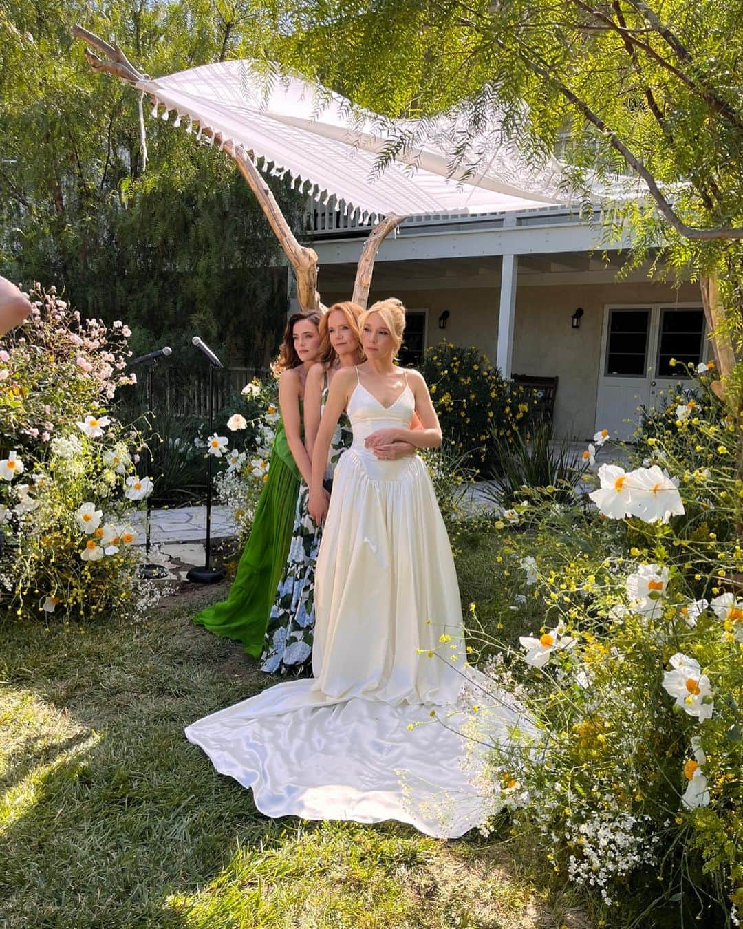 リー・トンプソンのインスタグラム：「My Maddie got married to her Zach last weekend!!! It was beyond beautiful. We are so blessed to have so many wonderful friends and family. We had a so much fun. The chuppah was made from our beautiful old orange tree and Howie's Tallit. My brother in law Phillip made the delish cakes @zoeydeutch did it all as the maid of honor @laurentakespix sang so beautifully @elainakarras_ did makeup @bridgetbragerhair @levinelaw shot the video @maevewilson parttty planned @littlefish_echopark made a feast that fueled the nonstop dance party! Such beautiful vows and speeches! My heart and this one post is to small to contain my joy!! Welcome to to family Zach Carlisle! @zcarlisle #junebride #grateful #nodrama #love」