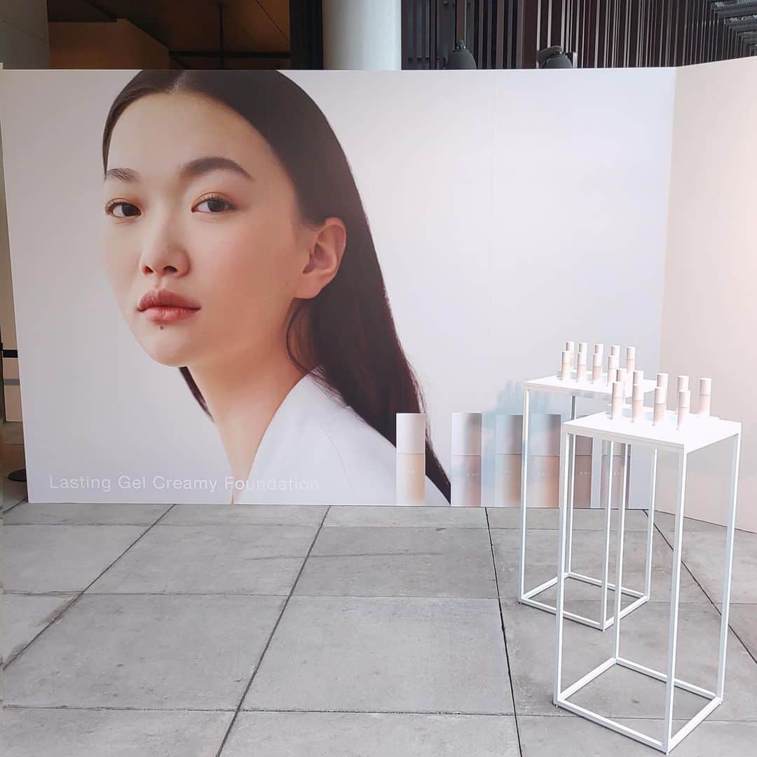 cosme_beauty_ssさんのインスタグラム写真 - (cosme_beauty_ssInstagram)「RMK Press Event  RMKの7月・9月発売の新作をご紹介いただきました！  【画像：2枚目～5枚目】 まずは9月1日（金）発売の「RMK ラスティンング ジェルクリーミィファンデーション」 RMKが大切にしてきた透明感・素肌感を維持しながらカバーする、素肌っぽいを作りこむファンデーションは、クリアスムージングジェルが毛穴などの凹凸をスムースに整え、ライトディフュージョンパウダーが光を拡散。肌本来の透明感を活かしたまま、カバーを実現します。  男性バイヤーもRMKのアーティストさんにタッチアップしてもらいました♪半顔仕上げて比べてみると、凹凸がつるん！素肌感は残るので不自然さは全くなく、翌日はセルフメイクでしたがとてもキレイで自然な仕上がりでした。  【画像：6枚目～10枚目】続いては7月28日（金）発売の「RMK フォールコレクション 2023」 4アイテム発売となりますが、いちばんの注目は「RMK シンクロマティック アイシャドウパレット」。RMK クリエイティブディテクターのYUKIさんが丁寧にご紹介してくださいました。限定色のEX-02を使用してモデルさんでデモンストレーション。素敵に仕上がっていました。4色すべて重ねても重たくならずキレイに発色。つける順番で印象が変わります。限定色含め6色発売となりますが、定番の4色をスウォッチで！ さらにRMKのアーティストさんに私もタッチアップしていただきました！つけたのは02番。4色のレイヤーで深みのある目もとになりました♪  そのほか、数量限定発売のアイディファイニング ペンシル・リクイド リップカラー・ネイルラッカーも登場します。 発売は少し先ですので、また美流百華WEBでもご紹介したいと思います。  【9月1日（金）発売】 RMK ラスティンング ジェルクリーミィファンデーション SPF23／PA++（※103：SPF19／PA++、104・105：SPF20／PA++） 全9色 各6,050円（税込）  【7月28日（金）発売】 RMK シンクロマティック アイシャドウパレット 全6種（うち2種数量限定） 各6,380円（税込）  RMK アイディファイニング ペンシル 新色3色 各3,300円（税込） ※数量限定発売  RMK リクイド リップカラー 新色3色 各4,180円（税込） ※数量限定発売  RMK ネイルラッカー 新色3色 各2,200円（税込） ※数量限定発売  お取り扱い店舗 西武：池袋本店、渋谷店、所沢S.C. そごう：横浜店、千葉店、広島店、大宮店 e.デパート  #西武そごう #seibusogo #RMK　#アールエムケー #新作発表会 #アイパレット #リップ #チーク #メイクアップ #ラスティンングジェルクリーミィファンデーション #シンクロマティックアイシャドウパレット #アイディファイニングペンシル #リクイドリップカラー #ネイルラッカー」6月8日 10時02分 - seibu_sogo_biryuhyakkaweb