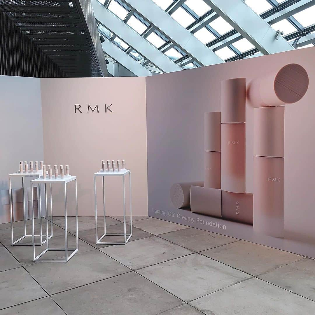 cosme_beauty_ssさんのインスタグラム写真 - (cosme_beauty_ssInstagram)「RMK Press Event  RMKの7月・9月発売の新作をご紹介いただきました！  【画像：2枚目～5枚目】 まずは9月1日（金）発売の「RMK ラスティンング ジェルクリーミィファンデーション」 RMKが大切にしてきた透明感・素肌感を維持しながらカバーする、素肌っぽいを作りこむファンデーションは、クリアスムージングジェルが毛穴などの凹凸をスムースに整え、ライトディフュージョンパウダーが光を拡散。肌本来の透明感を活かしたまま、カバーを実現します。  男性バイヤーもRMKのアーティストさんにタッチアップしてもらいました♪半顔仕上げて比べてみると、凹凸がつるん！素肌感は残るので不自然さは全くなく、翌日はセルフメイクでしたがとてもキレイで自然な仕上がりでした。  【画像：6枚目～10枚目】続いては7月28日（金）発売の「RMK フォールコレクション 2023」 4アイテム発売となりますが、いちばんの注目は「RMK シンクロマティック アイシャドウパレット」。RMK クリエイティブディテクターのYUKIさんが丁寧にご紹介してくださいました。限定色のEX-02を使用してモデルさんでデモンストレーション。素敵に仕上がっていました。4色すべて重ねても重たくならずキレイに発色。つける順番で印象が変わります。限定色含め6色発売となりますが、定番の4色をスウォッチで！ さらにRMKのアーティストさんに私もタッチアップしていただきました！つけたのは02番。4色のレイヤーで深みのある目もとになりました♪  そのほか、数量限定発売のアイディファイニング ペンシル・リクイド リップカラー・ネイルラッカーも登場します。 発売は少し先ですので、また美流百華WEBでもご紹介したいと思います。  【9月1日（金）発売】 RMK ラスティンング ジェルクリーミィファンデーション SPF23／PA++（※103：SPF19／PA++、104・105：SPF20／PA++） 全9色 各6,050円（税込）  【7月28日（金）発売】 RMK シンクロマティック アイシャドウパレット 全6種（うち2種数量限定） 各6,380円（税込）  RMK アイディファイニング ペンシル 新色3色 各3,300円（税込） ※数量限定発売  RMK リクイド リップカラー 新色3色 各4,180円（税込） ※数量限定発売  RMK ネイルラッカー 新色3色 各2,200円（税込） ※数量限定発売  お取り扱い店舗 西武：池袋本店、渋谷店、所沢S.C. そごう：横浜店、千葉店、広島店、大宮店 e.デパート  #西武そごう #seibusogo #RMK　#アールエムケー #新作発表会 #アイパレット #リップ #チーク #メイクアップ #ラスティンングジェルクリーミィファンデーション #シンクロマティックアイシャドウパレット #アイディファイニングペンシル #リクイドリップカラー #ネイルラッカー」6月8日 10時02分 - seibu_sogo_biryuhyakkaweb