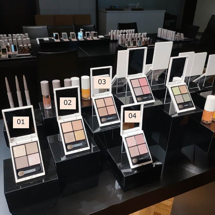 cosme_beauty_ssさんのインスタグラム写真 - (cosme_beauty_ssInstagram)「RMK Press Event  RMKの7月・9月発売の新作をご紹介いただきました！  【画像：2枚目～5枚目】 まずは9月1日（金）発売の「RMK ラスティンング ジェルクリーミィファンデーション」 RMKが大切にしてきた透明感・素肌感を維持しながらカバーする、素肌っぽいを作りこむファンデーションは、クリアスムージングジェルが毛穴などの凹凸をスムースに整え、ライトディフュージョンパウダーが光を拡散。肌本来の透明感を活かしたまま、カバーを実現します。  男性バイヤーもRMKのアーティストさんにタッチアップしてもらいました♪半顔仕上げて比べてみると、凹凸がつるん！素肌感は残るので不自然さは全くなく、翌日はセルフメイクでしたがとてもキレイで自然な仕上がりでした。  【画像：6枚目～10枚目】続いては7月28日（金）発売の「RMK フォールコレクション 2023」 4アイテム発売となりますが、いちばんの注目は「RMK シンクロマティック アイシャドウパレット」。RMK クリエイティブディテクターのYUKIさんが丁寧にご紹介してくださいました。限定色のEX-02を使用してモデルさんでデモンストレーション。素敵に仕上がっていました。4色すべて重ねても重たくならずキレイに発色。つける順番で印象が変わります。限定色含め6色発売となりますが、定番の4色をスウォッチで！ さらにRMKのアーティストさんに私もタッチアップしていただきました！つけたのは02番。4色のレイヤーで深みのある目もとになりました♪  そのほか、数量限定発売のアイディファイニング ペンシル・リクイド リップカラー・ネイルラッカーも登場します。 発売は少し先ですので、また美流百華WEBでもご紹介したいと思います。  【9月1日（金）発売】 RMK ラスティンング ジェルクリーミィファンデーション SPF23／PA++（※103：SPF19／PA++、104・105：SPF20／PA++） 全9色 各6,050円（税込）  【7月28日（金）発売】 RMK シンクロマティック アイシャドウパレット 全6種（うち2種数量限定） 各6,380円（税込）  RMK アイディファイニング ペンシル 新色3色 各3,300円（税込） ※数量限定発売  RMK リクイド リップカラー 新色3色 各4,180円（税込） ※数量限定発売  RMK ネイルラッカー 新色3色 各2,200円（税込） ※数量限定発売  お取り扱い店舗 西武：池袋本店、渋谷店、所沢S.C. そごう：横浜店、千葉店、広島店、大宮店 e.デパート  #西武そごう #seibusogo #RMK　#アールエムケー #新作発表会 #アイパレット #リップ #チーク #メイクアップ #ラスティンングジェルクリーミィファンデーション #シンクロマティックアイシャドウパレット #アイディファイニングペンシル #リクイドリップカラー #ネイルラッカー」6月8日 10時02分 - seibu_sogo_biryuhyakkaweb