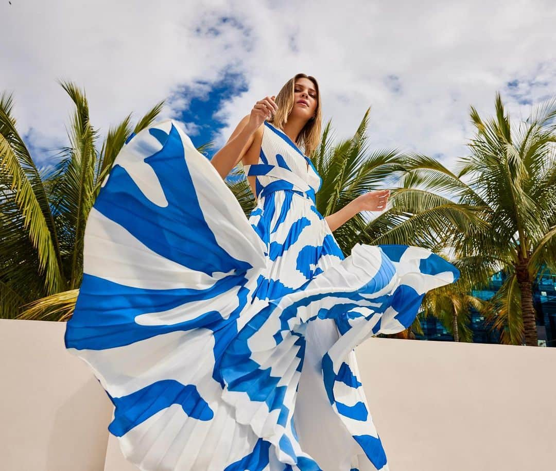 ミリーのインスタグラム：「A dress that’s as refreshing as a summer breeze」