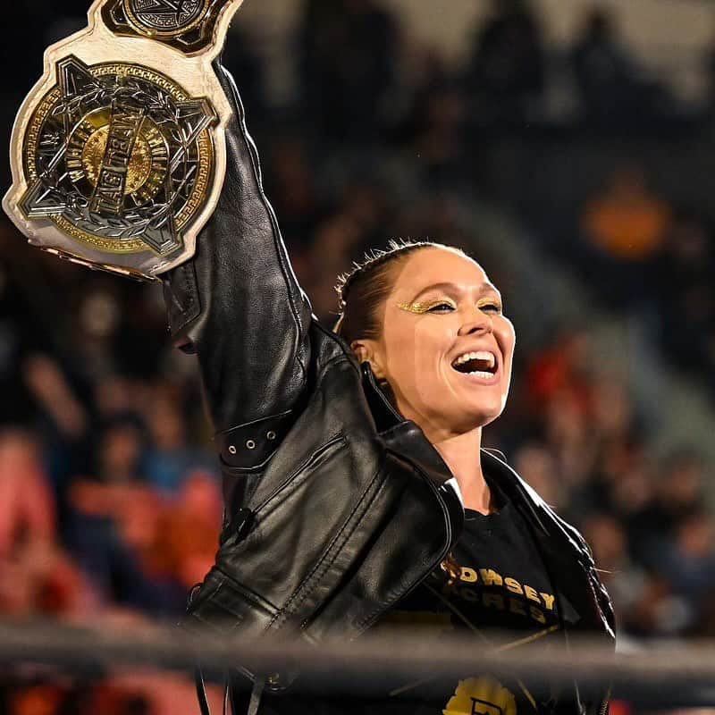 ロンダ・ラウジーさんのインスタグラム写真 - (ロンダ・ラウジーInstagram)「Damn we look good in gold @qosbaszler 🥇🥇 And my hair is a special kind of fantastic while cranking on @katana_wwe’s arm 💇🏼‍♀️thank you @thisisbabe ! #TagTeamChamps #AndStill」6月8日 10時03分 - rondarousey