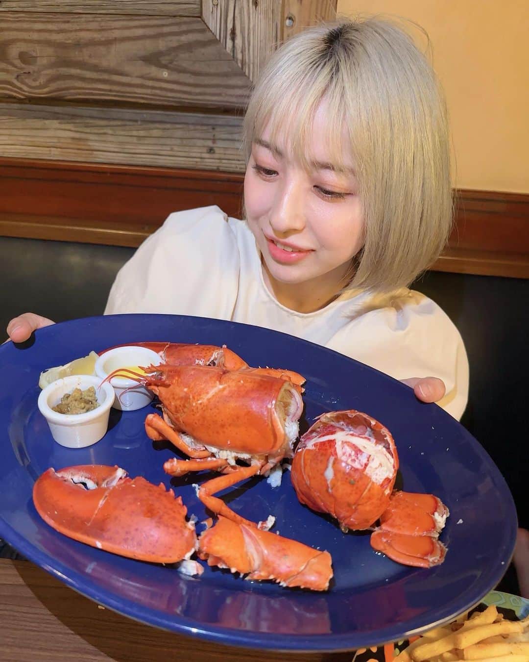 辺見玲菜のインスタグラム：「最近の更新まとめて🤣 1枚目...有名なロブスター【@redlobsterjapan_official】 食べに行きました🦞❤️ 大きくてプリプリだった😆🥰  2枚目...PV撮影してきました💜 大人アイドルVenus ParfaitのPVが完成して6/10より配信予定です☺️皆たくさん聞いてね〜🎵  3枚目...お台場に家族で遊びに行った時にドラえもんがいて飛んでいった🤣💙エマちゃんはアンパンマンが一番好きだけどキティちゃんもドラえもんもミッキーも同じぐらい好き🥰❤️  4枚目...最近船🚢に乗りました🤣 船酔い心配したけど意外と大きくて平気だった😅🌱  最近と私とエマちゃんでした🥰」
