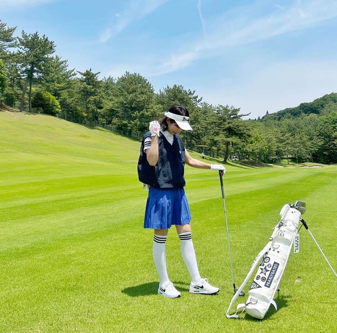 のインスタグラム：「梅雨の晴れ日に コンペ⛳️☀️  #ゴルフファッション #晴れ女 #ベストコーデ  #プリーツスカート  #ゴルフウェア  #ゴルフコーデ #ゴルフ女子コーデ  #ゴルフ初心者 #韓国ゴルフウェア」