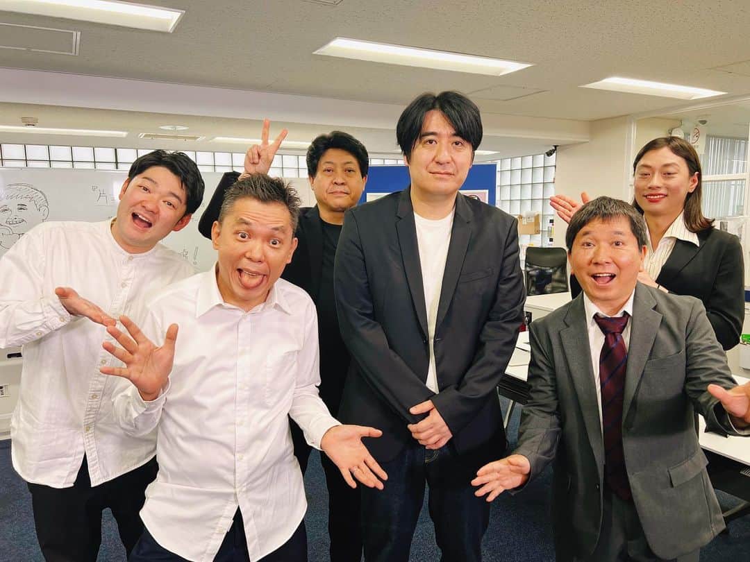 佐久間宣行のインスタグラム：「爆笑問題YouTube 「テレビの話」  あんな口喧嘩した後撮ったので、僕の顔が疲れ果てている。 でもまあこの写真も、学生時代の自分に見せたいやつだ。  #爆笑問題 #佐久間宣行ann0」