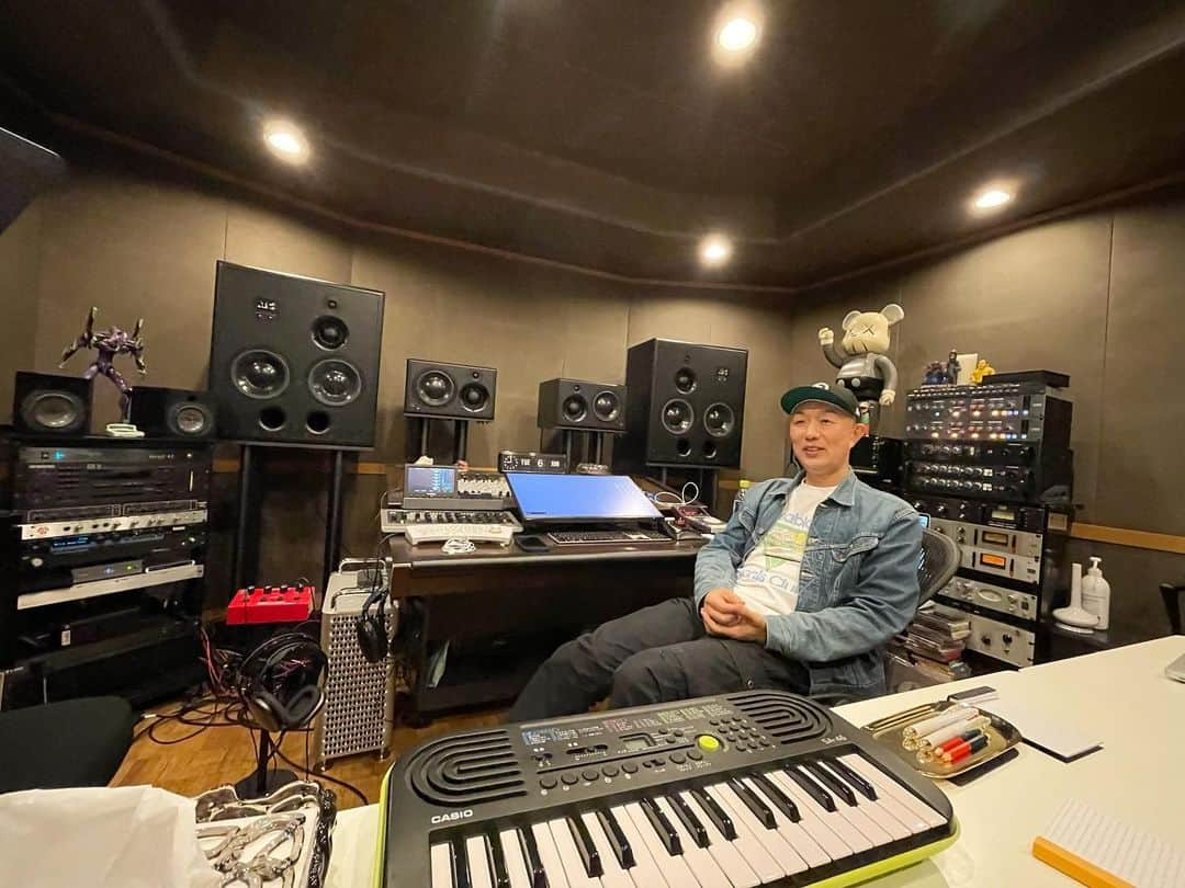 AILIさんのインスタグラム写真 - (AILIInstagram)「3 days at Daimonion Studios💯💯💯  まさかの3日連続でD.O.IさんMix (@doiidp )にお世話になるという面白い日々が続きました！なかなかレアなケースなので記念に日記として☺️  3日間共レーベルもアーティストさんも違ってさらに曲調も全く違う。けど、全部私っぽいトラックになったと思う🤭 1曲1曲背景には素敵なドラマがあり色々な方々のクリエティブが詰まってて、何より私も心を込めて作った自信作ばかりです！  いちはやく詳細をお伝えしたいところですがグッと我慢😂 リリース前はいつもそんな感じ。笑  早く皆さんに聴いてほしい❤️  D.O.Iさんいつもありがとうございます✨  #studiolife #musiclife」6月8日 10時16分 - ailimusic