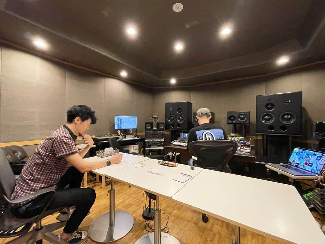 AILIさんのインスタグラム写真 - (AILIInstagram)「3 days at Daimonion Studios💯💯💯  まさかの3日連続でD.O.IさんMix (@doiidp )にお世話になるという面白い日々が続きました！なかなかレアなケースなので記念に日記として☺️  3日間共レーベルもアーティストさんも違ってさらに曲調も全く違う。けど、全部私っぽいトラックになったと思う🤭 1曲1曲背景には素敵なドラマがあり色々な方々のクリエティブが詰まってて、何より私も心を込めて作った自信作ばかりです！  いちはやく詳細をお伝えしたいところですがグッと我慢😂 リリース前はいつもそんな感じ。笑  早く皆さんに聴いてほしい❤️  D.O.Iさんいつもありがとうございます✨  #studiolife #musiclife」6月8日 10時16分 - ailimusic